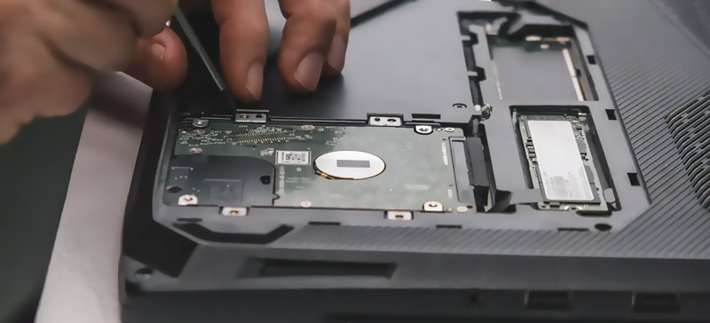 Quitar el disco duro de la computadora portátil